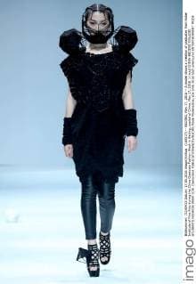 (160517) -- BEIJING, May 17, 2016 -- A model shows a creation of graduates from Hubei Institute of Fine Arts during the China Graduate Fashion Week in Beijing, capital of China, May 17, 2016. ) (wjq) CHINA-BEIJING-COLLEGE STUDENTS FASHION WEEK (CN) ChenxJianli 