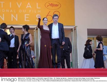 69. Festival de Cannes - Aquarius Premiere Sonia Braga (L) and Kleber Mendonca Filho arrive on the steps of the Palais des Festivals after the screening of the film Aquarius during the 69th annual Cannes International Film Festival in Cannes, France on May 17, 2016.  CAN20160517801 DAVIDxSILPA