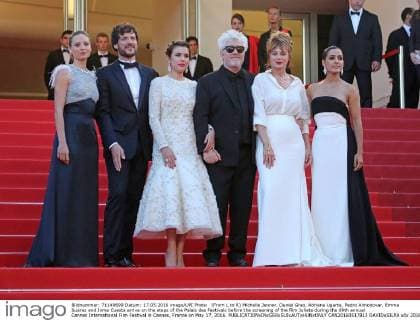 (From L to R) Michelle Jenner, Daniel Grao, Adriana Ugarte, Pedro Almodovar, Emma Suarez and Inma Cuesta arrive on the steps of the Palais des Festivals before the screening of the film Julieta during the 69th annual Cannes International Film Festival in Cannes, France on May 17, 2016.  CAN20160517813 DAVIDxSILPA