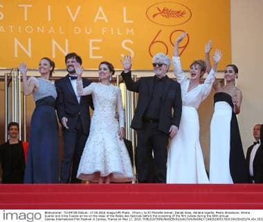 (From L to R) Michelle Jenner, Daniel Grao, Adriana Ugarte, Pedro Almodovar, Emma Suarez and Inma Cuesta arrive on the steps of the Palais des Festivals before the screening of the film Julieta during the 69th annual Cannes International Film Festival in Cannes, France on May 17, 2016.  CAN20160517818 DAVIDxSILPA
