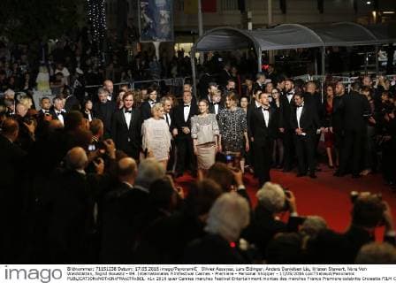 Olivier Assayas, Lars Eidinger, Anders Danielsen Lie, Kristen Stewart, Nora Von Waldstätten, Sigrid Bouaziz - 69. Internationales Filmfestival Cannes - Premiere - Personal Shopper - 17 05 2016 LoicThebaud Panoramic 