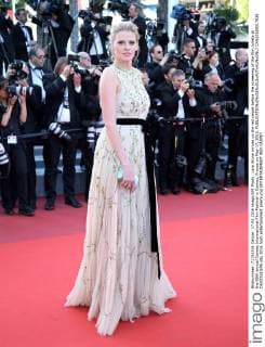 Lara Stone arrives on the red carpet before the screening of the film Julieta at the 69th annual Cannes International Film Festival in Cannes, France on May 17, 2016.  CAN20160517838 DAVIDxSILPA