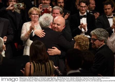207772 Serge Arnal Starface 2016-05-17 Cannes France 69ème Festival International du Film de Cannes. Atmosphere fin de film Julieta . 69th International Cannes Film Festival. Atmosphere at the end of Julieta screening EXCLUSIVE Almodovar, Pedro  Copyright: xSergexArnalx xStarfacex STAR_207772_007