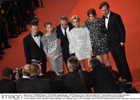 207771 Serge Arnal Starface 2016-05-17 France 69ème Festival International du Film de Cannes. Montée des marches du film Personal Shopper . 69th International cannes Film festival. Red Carpet of Personal Shopper movie. Assayas, Olivier; Stewart, Kristen; Eidinger, Lars; Bouaziz, Sigrid; Von Waldstatten, Nora  Copyright: xSergexArnalx xStarfacex STAR_207771_017