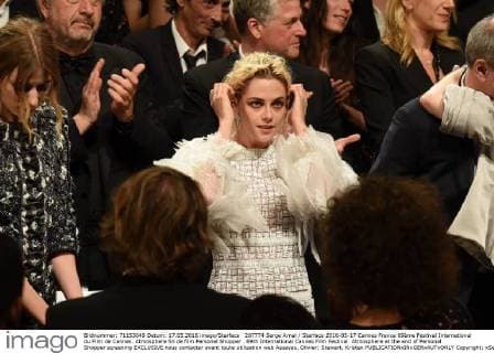 207774 Serge Arnal Starface 2016-05-17 Cannes France 69ème Festival International du Film de Cannes. Atmosphere fin de film Personal Shopper . 69th International Cannes Film Festival. Atmosphere at the end of Personal Shopper screening EXCLUSIVE nous contacter avant toute utilisation web Assayas, Olivier; Stewart, Kristen  Copyright: xSergexArnalx xStarfacex STAR_207774_013
