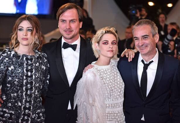 (From L to R) Sigrid Bouaziz, Lars Eidinger, Kristen Stewart and Olivier Assayas arrive on the red carpet before the screening of the film Personal Shopper at the 69th annual Cannes International Film Festival in Cannes, France on May 17, 2016.  CAN20160517858 DAVIDxSILPA