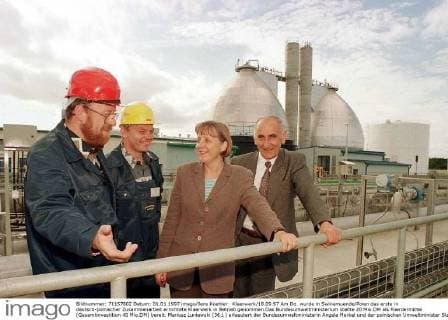 Klaerwerk 18.09.97 Am Do. wurde in Swinemuende Polen das erste in deutsch-polnischer Zusammenarbeit errichtete Klaerwerk in Betrieb genommen.Das Bundesumweltministerium stellte 20 Mio.DM als Foerdermittel (Gesamtinvestition 40 Mio.DM) bereit. Mariusz Luniewski (36,l.) erlaeutert der Bundesumweltministerin Angela Merkel und der polnischen Umweltminister Stanislaw Zelichowski (r.) die Anlage.