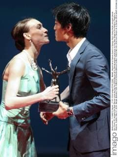 Ballett, Benois de la Danse Award in Moskau Paris Opera Ballet principal dancer Kim Kimin (R) accepts the Best Dancer prize during the 2016 Benois de la Danse awards ceremony on the New Stage of the Bolshoi Theatre in Moscow, Russia, May 17, 2016. Sergei Bobylev TASS  TS0237B0