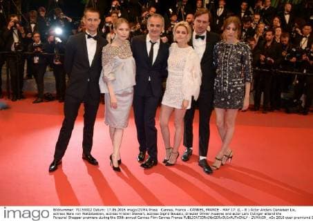 Cannes, France - CANNES, FRANCE - MAY 17: (L - R ) Actor Anders Danielsen Lie, actress Nora von Waldstaetten, actress Kristen Stewart, actress Sigrid Bouaziz, director Olivier Assayas and actor Lars Eidinger attend the Personal Shopper premiere during the 69th annual Cannes Film Cannes France - ZUMAi09_