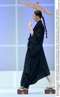 (160518) -- BEIJING, May 18, 2016 -- A model presents a creation designed by graduates of Dalian Polytechnic University and University of Southampton at China Graduate Fashion Week in Beijing, capital of China, May 18, 2016. ) (lfj) CHINA-BEIJING-GRADUATE FASHION WEEK (CN) ChenxJianli 