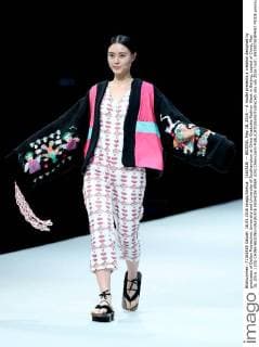 (160518) -- BEIJING, May 18, 2016 -- A model presents a creation designed by graduates of Dalian Polytechnic University and University of Southampton at China Graduate Fashion Week in Beijing, capital of China, May 18, 2016. ) (lfj) CHINA-BEIJING-GRADUATE FASHION WEEK (CN) ChenxJianli 