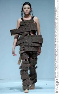 (160518) -- BEIJING, May 18, 2016 -- A model shows a creation of graduates from Guangzhou Nanyang Polytechnic from south China s Guangzhou Province during the China Graduate Fashion Week in Beijing, capital of China, May 18, 2016. ) (wjq) CHINA-BEIJING-COLLEGE STUDENTS FASHION WEEK (CN) ChenxJianli 