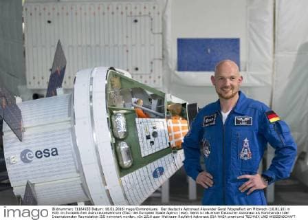 Der deutsche Astronaut Alexander Gerst fotografiert am Mittwoch (16.01.16) in Köln im Europäischen Astronautenzentrum (EAC) der European Space Agency (esa). Gerst ist als erster Deutscher Astronaut als Kommandant der Internationalen Raumstation ISS nominiert worden.