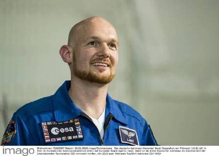 Der deutsche Astronaut Alexander Gerst fotografiert am Mittwoch (16.01.16) in Köln im Europäischen Astronautenzentrum (EAC) der European Space Agency (esa). Gerst ist als erster Deutscher Astronaut als Kommandant der Internationalen Raumstation ISS nominiert worden.