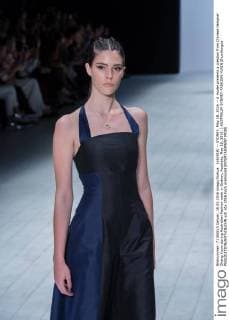 (160518) -- SYDNEY, May 18, 2016 -- A model presents a creation from Chinese designer Zhang Yuxin during Australian Fashion week in Sydney, Australia, May 18, 2016. ) AUSTRALIA-SYDNEY-FASHION-YUXIN ZhuxHongye 
