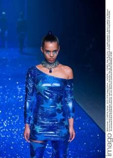 (160518) -- SYDNEY, May 18, 2016 -- A model presents a fashion creation of Di$count Universe brand during Australian Fashion week in Sydney, Australia, May 18, 2016. ) AUSTRALIA-SYDNEY-FASHION WEEK-DI$COUNT UNIVERSE ZhuxHongye 