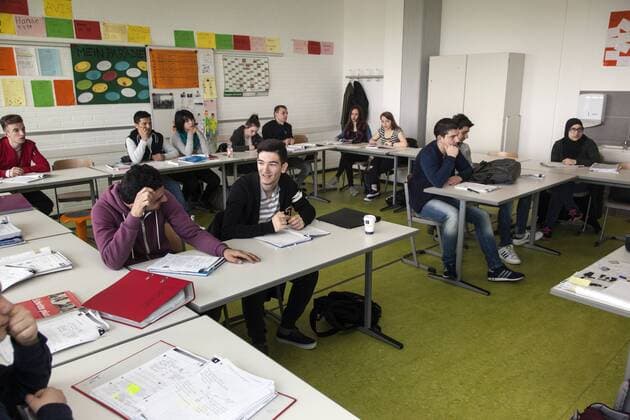 Drei Jahre Vorbereitung zur Berufsausbildung, Deutschkenntnisse, Integration von Flüchtlingen in der Klasse AVI - Ausbildungsvorbereitung International in der Elly-Heuss-Knapp-Schule, ein Berufskolleg der Stadt Düsseldorf, Nordrhein-Westfalen, Deutschland