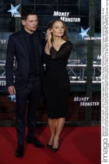 Money Monster Filmpremiere in Madrid US acress and director Jodie Foster (R) and British actor and cast member Jack O Connell pose during the premiere of the film Money Monster in Madrid, Spain, 18 May 2016. The movie starred by US actor George Clooney and US actress Julia Roberts will be premiered in Spain on 20 May 2016. MONEY MONSTER PREMIERE !ACHTUNG: NUR REDAKTIONELLE NUTZUNG!  20160519-635992486079176136