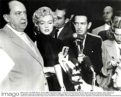 IMAGO ICONS: Marilyn Monroe American actress Marilyn Monroe with his lawyer Jerry Geisler makes statements to reporters following his separation from her husband Joe DiMaggio, New York, USA 02735 