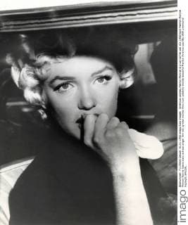 IMAGO ICONS: Marilyn Monroe American actress Marilyn Monroe in a car 02736 
