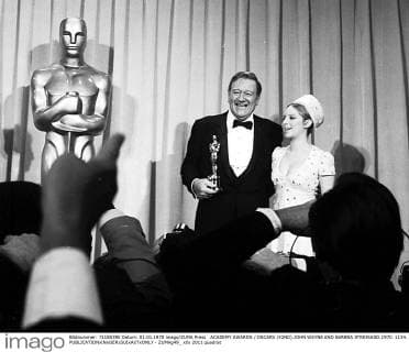 OSCARS. Bester Hauptdarsteller. Preisträger 1961-1970 ACADEMY AWARDS OSCARS (42ND).JOHN WAYNE AND BARBRA STREISAND.1970. 1134. - ZUMAg49_