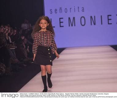 Bogota Fashion Week: Sarita Lemoniez Modenschau Colombia: Bogota Fashion Week 2016 Sarita Lemoniez Teens model clothes by Miss Sarita Lemoniez, during a parade in Bogotá Fashion Week.  DanielxGarzónxHerazo