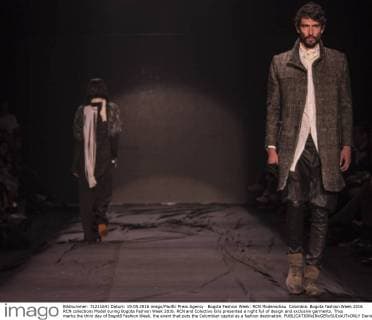 Bogota Fashion Week: RCN Modenschau Colombia: Bogota Fashion Week 2016 RCN collections Model during Bogota Fashion Week 2016. RCN and Colectivo Gris presented a night full of design and exclusive garments. Thus marks the third day of Bogotá Fashion Week, the event that puts the Colombian capital as a fashion destination.  DanielxGarzónxHerazo