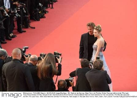 69. Festival de Cannes: Sean Penn mit Tochter Dylan Frances während der The Last Face Filmpremiere 207912 Serge Arnal Starface 2016-05-20 Cannes France 69ème Festival International du Film de Cannes. Montée des marches du film The Last Face . 69th International Cannes Film Festival. Red carpet of The Last face movie. Penn, Sean; Penn, Dylan Frances  Copyright: xSergexArnalx xStarfacex STAR_207912_045