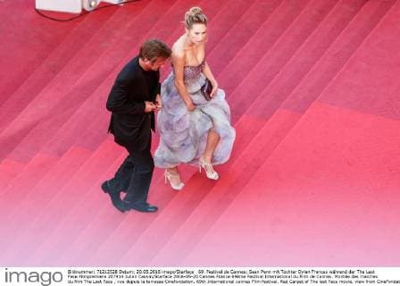 69. Festival de Cannes: Sean Penn mit Tochter Dylan Frances während der The Last Face Filmpremiere 207914 Julien Cauvin Starface 2016-05-20 Cannes France 69ème Festival International du Film de Cannes. Montée des marches du film The Last Face , vue depuis la terrasse Cinefondation. 69th International cannes Film festival. Red Carpet of The last Face movie, view from CineFondation Terrass. Penn, Sean; Penn, Dylan Frances  Copyright: xJulienxCauvinx STAR_207914_043