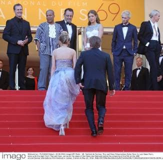 69. Festival de Cannes: The Last Face Filmpremiere Dylan Penn (L) and Sean Penn, along with the team from The Last Face , arrive on the steps of the Palais des Festivals before the screening of the film at the 69th annual Cannes International Film Festival in Cannes, France on May 20, 2016.  CAN20160520834 DAVIDxSILPA