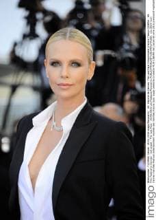 69. Festival de Cannes: The Last Face Filmpremiere Charlize Theron CINEMA : 69. Film Festival in Cannes - red carpet - The Last Face - 20 05 2016 LoicThebaud Panoramic 