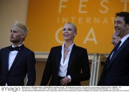 69. Festival de Cannes: The Last Face Filmpremiere Charlize Theron CINEMA : 69. Film Festival in Cannes - red carpet - The Last Face - 20 05 2016 LoicThebaud Panoramic 