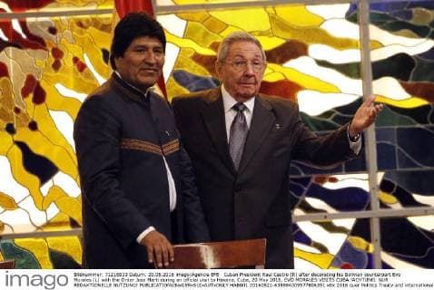 Cuban President Raul Castro (R) after decorating his Bolivian counterpart Evo Morales (L) with the Order Jose Marti during an official visit to Havana, Cuba, 20 May 2016. EVO MORALES VISITS CUBA !ACHTUNG: NUR REDAKTIONELLE NUTZUNG!  HAB001 20160521-635994009977806351