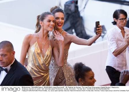 69. Festival de Cannes: The Last Face Filmpremiere Izabel Goulart, Alessandra Ambrosio machen ein selfie - 69. Internationales Filmfestival Cannes, Premiere - The last face - 20 05 2016 VIKTOR PANORAMIC 