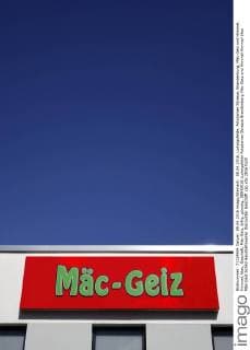 08.04.2016, Ludwigsfelde, Potsdamer Strasse, Brandenburg, Mäc-Geiz und Himmel, Himmel, blau, Geschäft, Mäc-Geiz, billig, günstig,