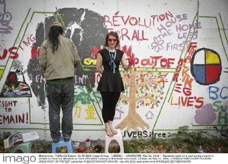 (160522) -- VANCOUVER, May 21, 2016 -- Residents paint on a wall during a paint-in protest to voice out demands on more affordable housing in downtown Vancouver, Canada, on May 21, 2016. ) CANADA-VANCOUVER-HOUSING ISSUE-PAINT-IN PROTEST LiangxSen 