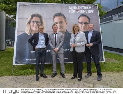 Bilder des Tages Die SPD Saar stellt am Sonntag (22.05.2016) bei ihrer Klausurtagung im Rahmen einer Pressekonferenz ihre neue Kampagne Meine Stimme für Vernunft vor. Im Bild: Heiko Maas, Frank Nimsgern, Anke Rehlinger und Stefan Pauluhn (v.li.) präsentieren das neue Plakat. SPD22051601D.jpg