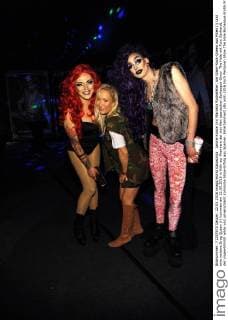 Janine Kunze (m) Marcella Rockefeller, die Glam-Rock-Queen aus Polen (l) und eine weitere Drag Queen (r) kommen am 22.05.2016 in Köln zur Premiere der schrillen spanischen Burlesque-Show The Hole mit Tom Gerhardt, der ungewöhnlich wilde und unverschämt komische Show-Erfolg aus Spanien.