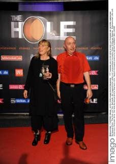 ???? kommen am 22.05.2016 in Köln zur Premiere der schrillen spanischen Burlesque-Show The Hole mit Tom Gerhardt, der ungewöhnlich wilde und unverschämt komische Show-Erfolg aus Spanien.