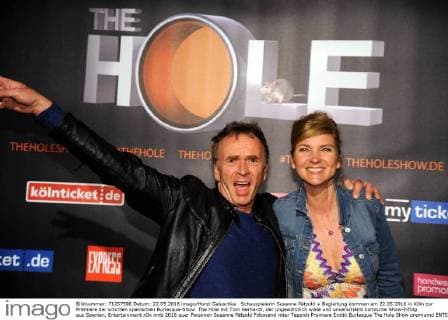 Schauspielerin Susanne Pätzold + Begleitung kommen am 22.05.2016 in Köln zur Premiere der schrillen spanischen Burlesque-Show The Hole mit Tom Gerhardt, der ungewöhnlich wilde und unverschämt komische Show-Erfolg aus Spanien.