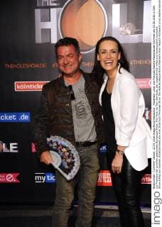 Moderator Linus und Freundin Nadine Kamphausen kommen am 22.05.2016 in Köln zur Premiere der schrillen spanischen Burlesque-Show The Hole mit Tom Gerhardt, der ungewöhnlich wilde und unverschämt komische Show-Erfolg aus Spanien.
