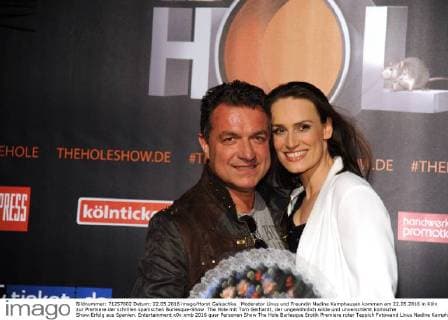 Moderator Linus und Freundin Nadine Kamphausen kommen am 22.05.2016 in Köln zur Premiere der schrillen spanischen Burlesque-Show The Hole mit Tom Gerhardt, der ungewöhnlich wilde und unverschämt komische Show-Erfolg aus Spanien.
