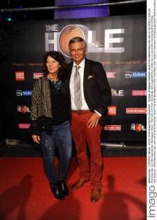 Politker Wolfgang Bosbach seine Frau Sabine kommen am 22.05.2016 in Köln zur Premiere der schrillen spanischen Burlesque-Show The Hole mit Tom Gerhardt, der ungewöhnlich wilde und unverschämt komische Show-Erfolg aus Spanien.