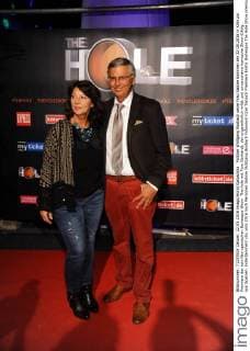 Politker Wolfgang Bosbach seine Frau Sabine kommen am 22.05.2016 in Köln zur Premiere der schrillen spanischen Burlesque-Show The Hole mit Tom Gerhardt, der ungewöhnlich wilde und unverschämt komische Show-Erfolg aus Spanien.