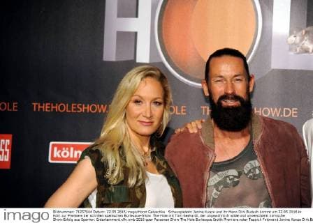 Schauspielerin Janine Kunze und ihr Mann Dirk Budach kommt am 22.05.2016 in Köln zur Premiere der schrillen spanischen Burlesque-Show The Hole mit Tom Gerhardt, der ungewöhnlich wilde und unverschämt komische Show-Erfolg aus Spanien.