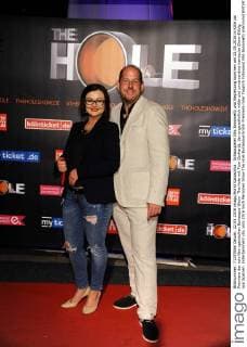 Schauspieler Nils Bonometti und Begleitung kommen am 22.05.2016 in Köln zur Premiere der schrillen spanischen Burlesque-Show The Hole mit Tom Gerhardt, der ungewöhnlich wilde und unverschämt komische Show-Erfolg aus Spanien.