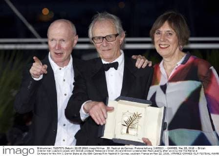 69. Festival de Cannes: Preisverleihung (160522) -- CANNES, May 22, 2016 -- British director Ken Loach(C) poses with British producer Rebecca O Brien (R) and British screenwriter Paul Laverty after winning the The Palme d Or Award for the film I, Daniel Blake at the 69th Cannes Film Festival in Cannes, southern France on May 22, 2016. ) FRANCE-CANNES-FILM FESTIVAL-AWARD-PHOTOCALL JinxYu 