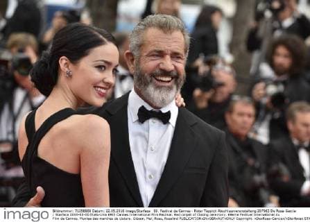 69. Festival de Cannes - Roter Teppich Abschlussveranstaltung 207963 De Rosa-Garcia Starface 0000-00-00 Etats-Unis 69th Cannes International Film Festival. Red carpet of Closing ceremony. 69eme Festival International du Film de Cannes. Montee des marches de cloture. Gibson, Mel; Ross, Rosalind  Copyright: xDexRosa-Garciax xStarfacex STAR_207963_206