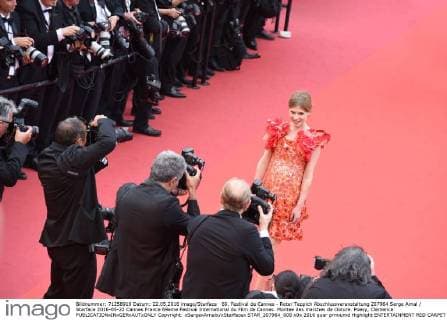 69. Festival de Cannes - Roter Teppich Abschlussveranstaltung 207964 Serge Arnal Starface 2016-05-22 Cannes France 69eme Festival International du Film de Cannes. Montee des marches de cloture. Poesy, Clemence  Copyright: xSergexArnalx xStarfacex STAR_207964_008