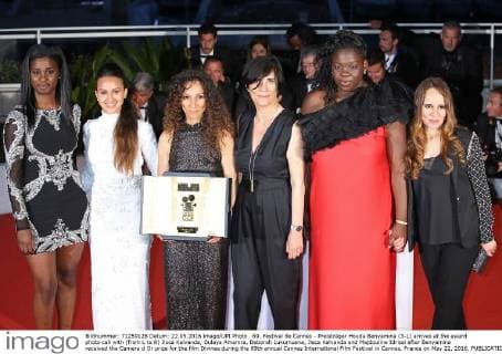 69. Festival de Cannes - Preisträger Houda Benyamina (3-L) arrives at the award photo call with (from L to R) Jisca Kalvanda, Oulaya Amamra, Deborah Lukumuena, Jisca Kalvanda and Majdouline Idrissi after Benyamina received the Camera d Or prize for the film Divines during the 69th annual Cannes International Film Festival in Cannes, France on May 22, 2016.  CAN20160522776 DAVIDxSILPA